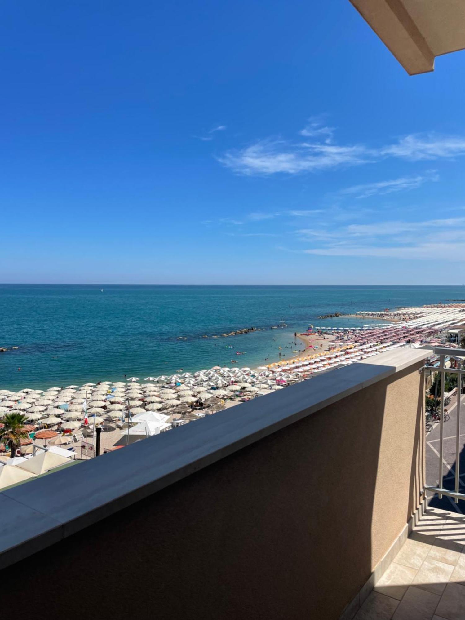 ポルト・レカナーティIl Balcone Sul Mareアパートメント エクステリア 写真