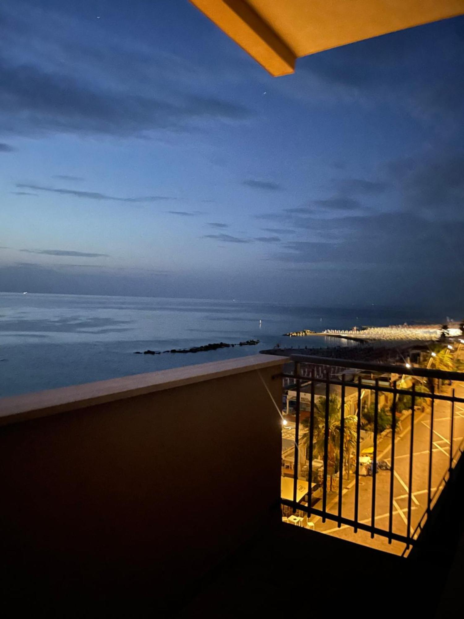 ポルト・レカナーティIl Balcone Sul Mareアパートメント エクステリア 写真