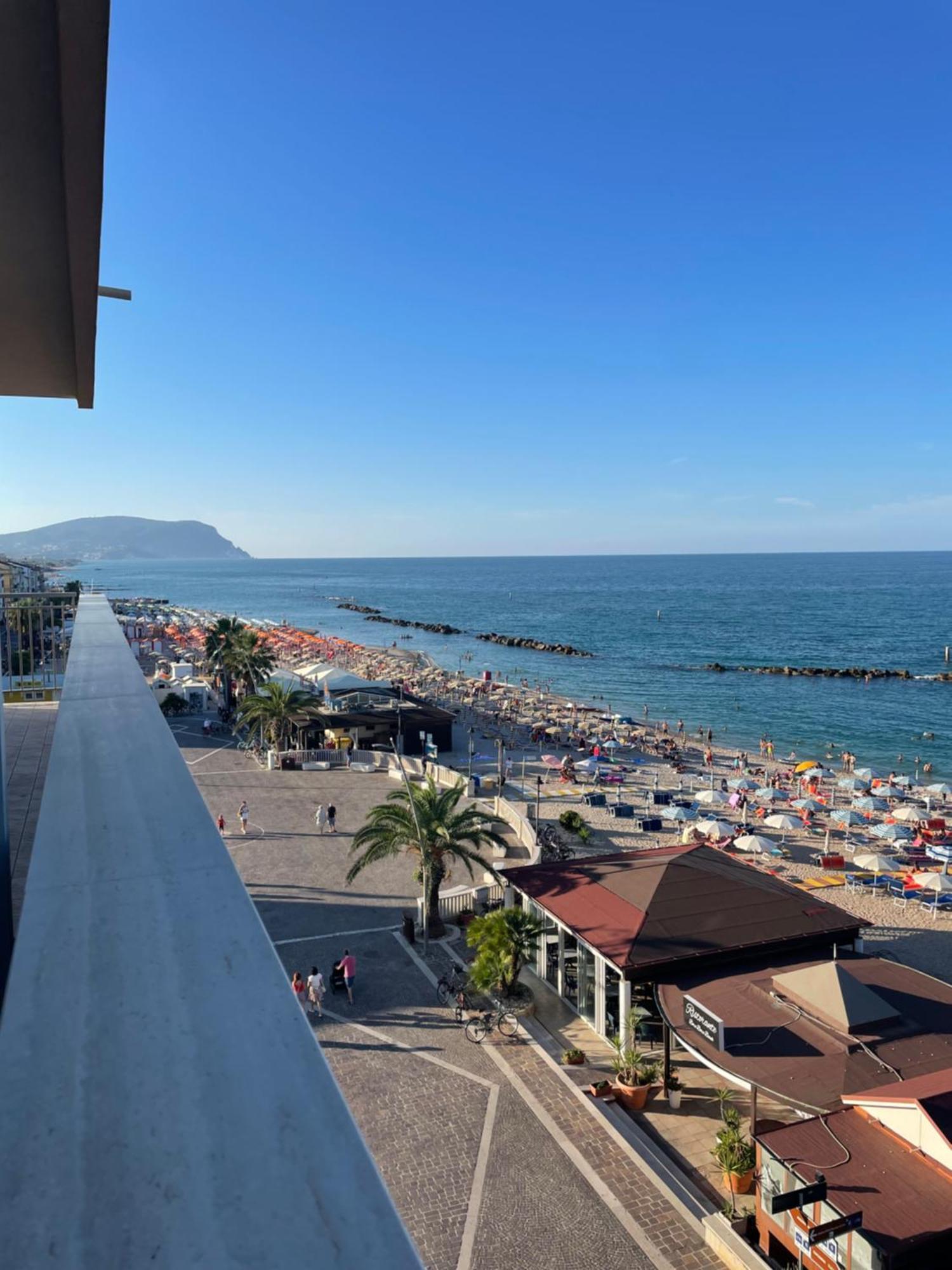 ポルト・レカナーティIl Balcone Sul Mareアパートメント エクステリア 写真